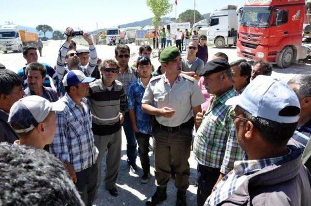 Maden Kamyonlarından Bıkan K&ouml;yl&uuml;ler Yol Kesti 3