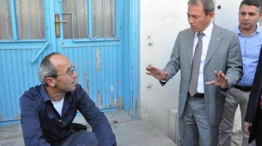 Ak Parti &Ouml;n&uuml;ndeki Tır'da Kendisini Yakmak Istedi