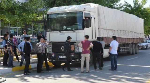 Ak Parti Önündeki Tır'da Kendisini Yakmak Istedi