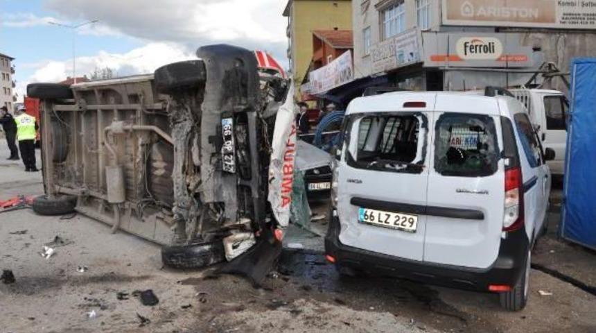 Sorgun'da Ambulansın Da Karıştığı Zincirleme Kaza: 1 &Ouml;l&uuml;, 3 Yaralı