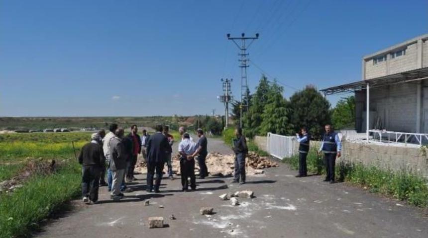 Arazisinden Ge&ccedil;tiğini Iddia Ettiği Yolu Ulaşıma Kapattı