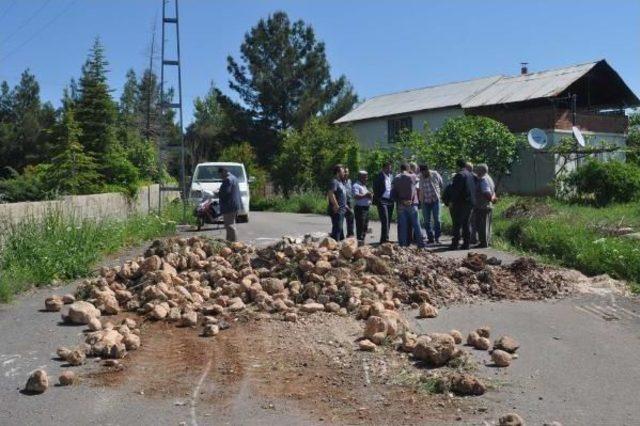 Arazisinden Geçtiğini Iddia Ettiği Yolu Ulaşıma Kapattı