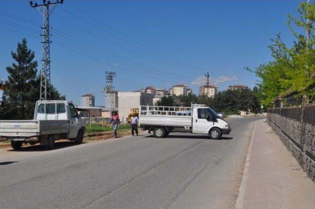 Arazisinden Geçtiğini Iddia Ettiği Yolu Ulaşıma Kapattı