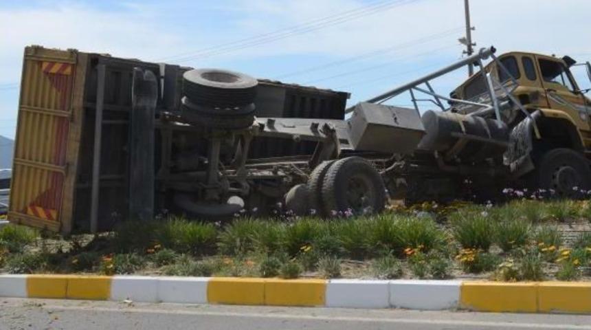 Damperi A&ccedil;ılan Kamyon Mobese Direğini Yıktı, Faciadan D&ouml;n&uuml;ld&uuml;