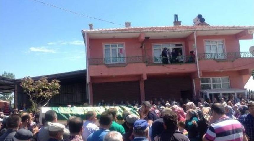 Kocası Tarafından Uyurken &Ouml;ld&uuml;r&uuml;len Kadın Toprağa Verildi