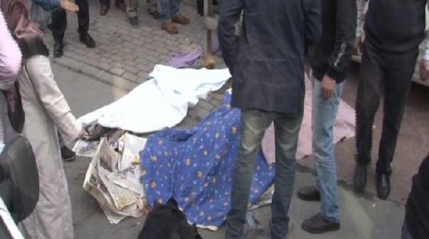 Kaldırımda Yer Kalmayınca Yolda Y&uuml;r&uuml;d&uuml;; Canından Oldu