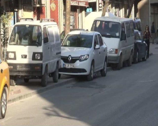 Kaldırımda Yer Kalmayınca Yolda Y&uuml;r&uuml;d&uuml;; Canından Oldu 3