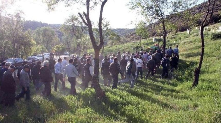 Kazada Hayatını Kaybeden &Ouml;ğretmen K&ouml;y&uuml;nde Toprağa Verildi