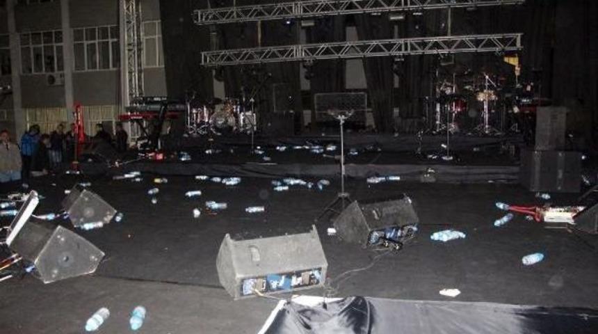 Sanat&ccedil;ı G&ouml;khan T&uuml;rkmen Konsere &Ccedil;ıkmayınca &Ouml;ğrenciler Protesto Etti