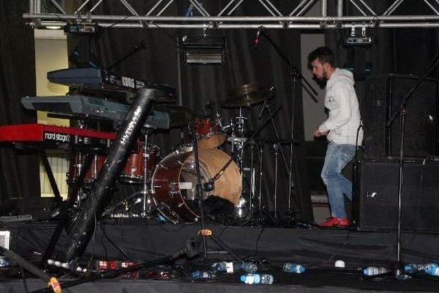 Sanat&ccedil;ı G&ouml;khan T&uuml;rkmen Konsere &Ccedil;ıkmayınca &Ouml;ğrenciler Protesto Etti 2