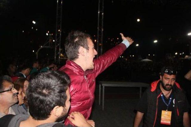 Sanatçı Gökhan Türkmen Konsere Çıkmayınca Öğrenciler Protesto Etti