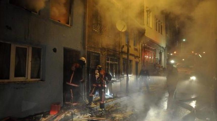 Yangından Kurtulan Aile Kedi Ve K&ouml;pekleriyle Cami Avlusuna Sığındı