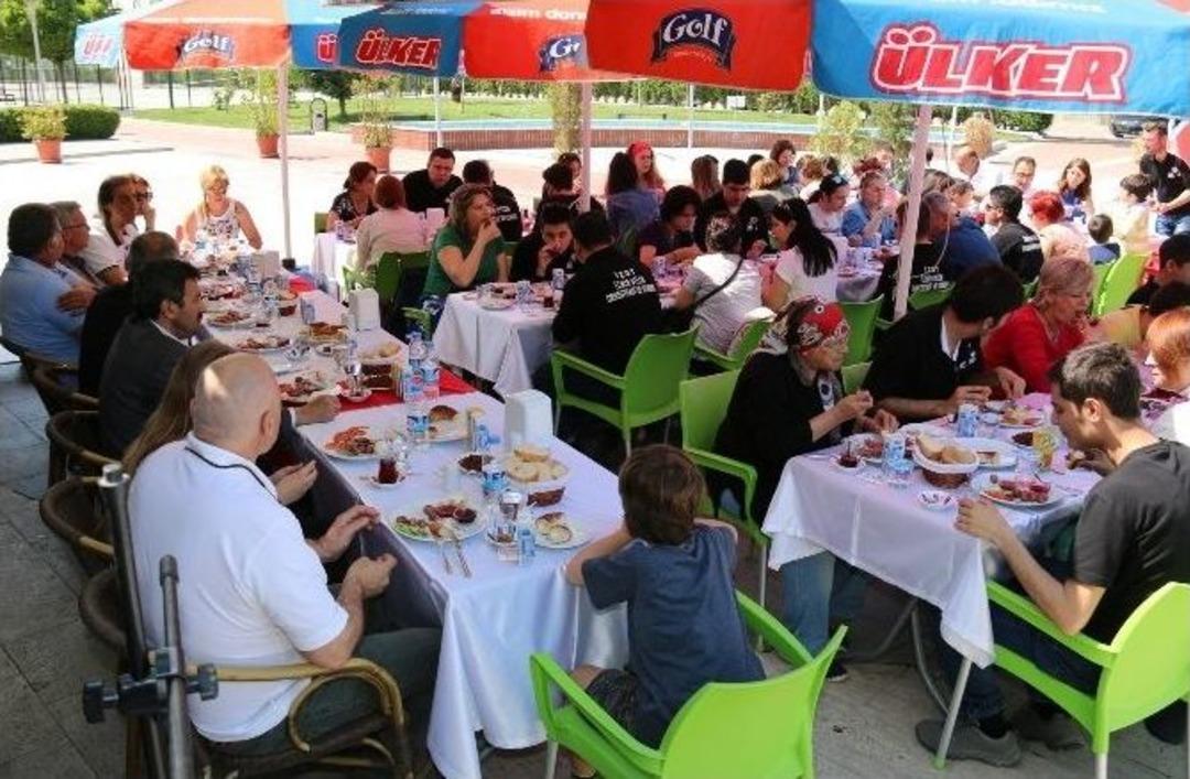 Başkan Yaralı Otistik &Ccedil;ocuklarla Buluştu