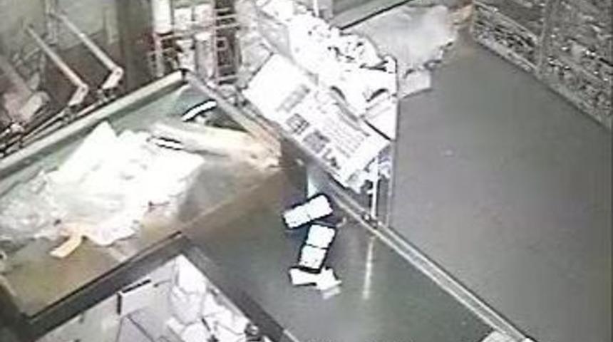 S&uuml;r&uuml;ngen Hırsızlar &Ouml;nce Kameraya Sonra Polise Yakalandı