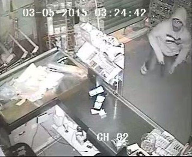 Sürüngen Hırsızlar Önce Kameraya Sonra Polise Yakalandı 1