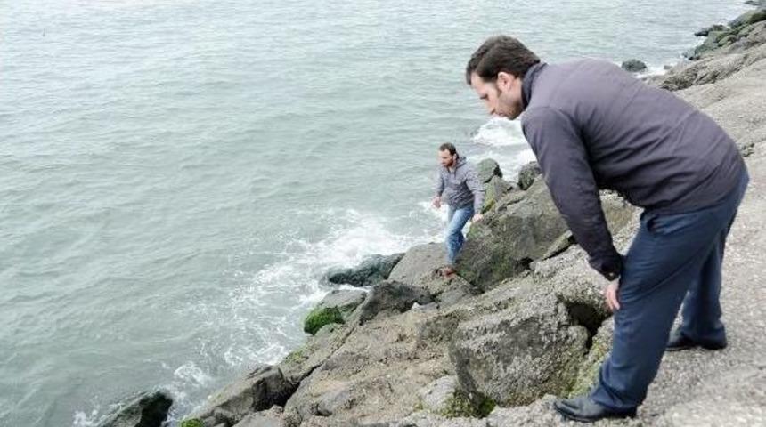 Her Taşın Altında Babalarını Arıyorlar
