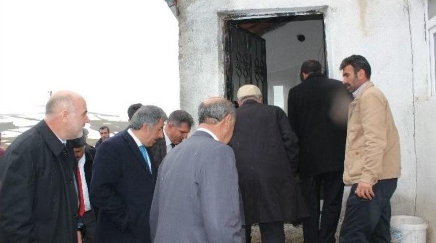 Ak Partili Fırat Karayazı&rsquo;ya &Ccedil;ıkarma Yaptı