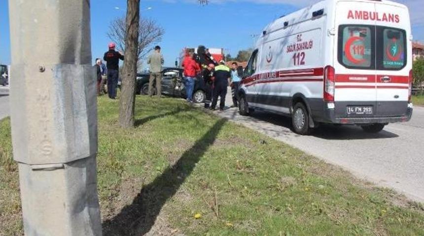 Otomobiliyle Aydınlatma Direğine &Ccedil;arpan G&uuml;venlik G&ouml;revlisi Yaralandı