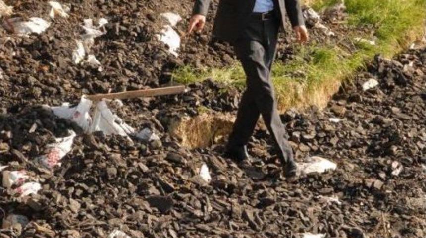 Dar Gelirliye Dağıtılan K&ouml;m&uuml;rler Dere Yatağında