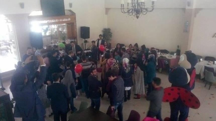 Ak Parti Gen&ccedil;lik Kollarından Kimsesiz &Ccedil;ocuklara Jest!