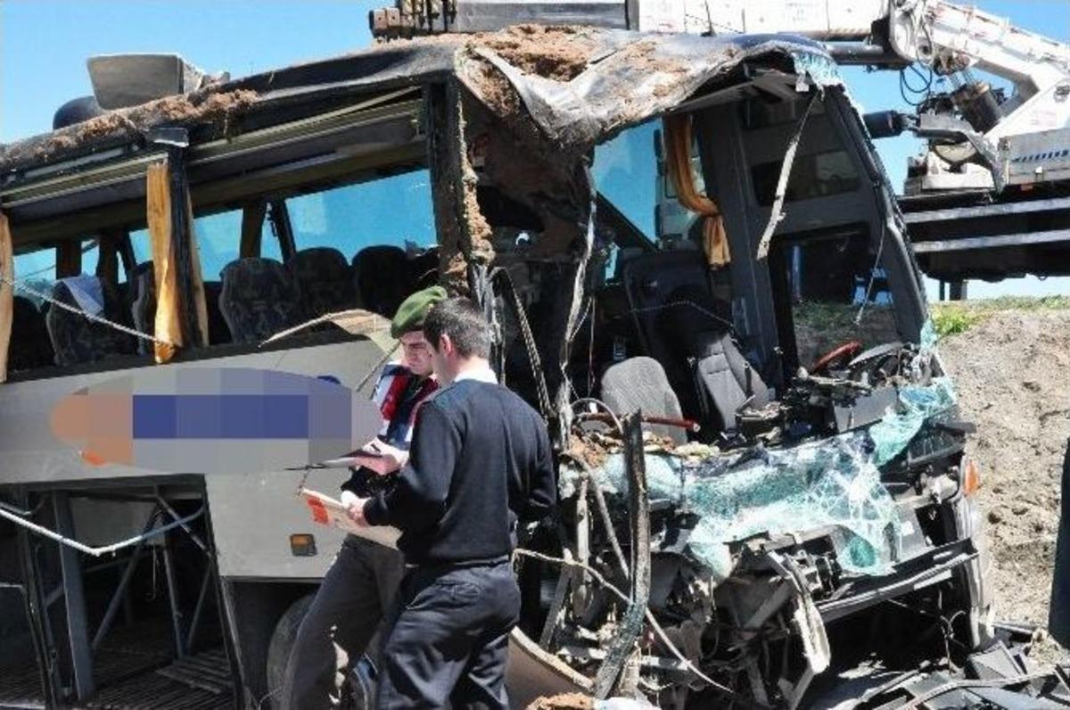 Sivas&rsquo;ta &Ouml;ğrencileri Taşıyan Otob&uuml;s Şarampole Devrildi: 50 Yaralı