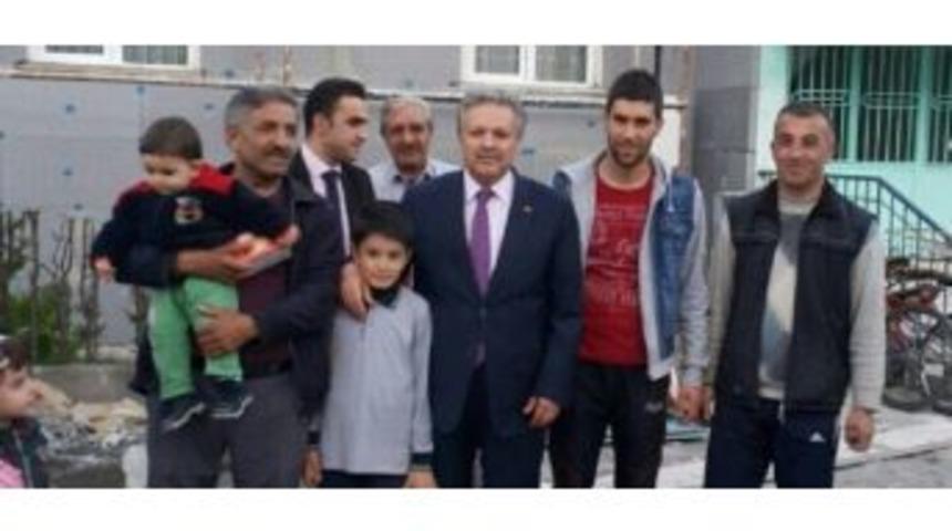 Vali Kahraman Yardım Ettiği Aileden Kur&rsquo;an-ı Kerim Hediyesi Aldı