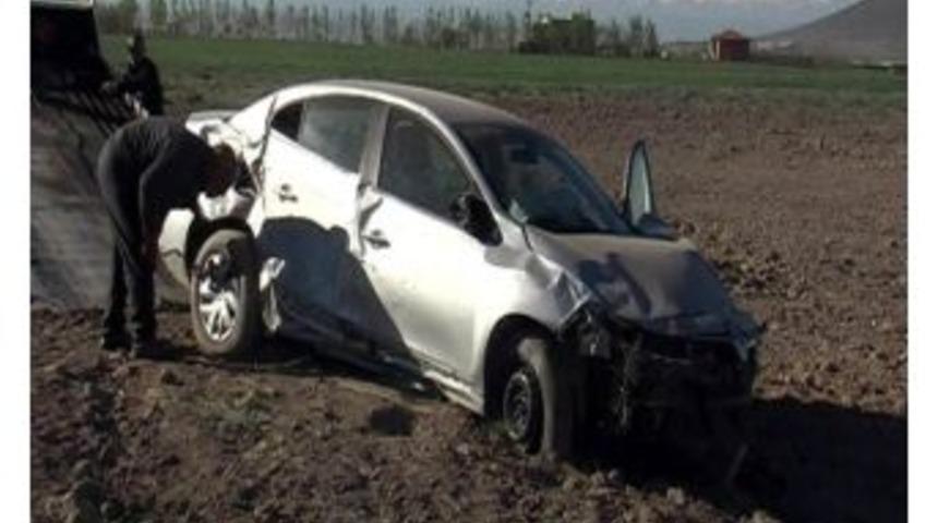 Otomobil Tarlaya U&ccedil;tu: 4 Yaralı