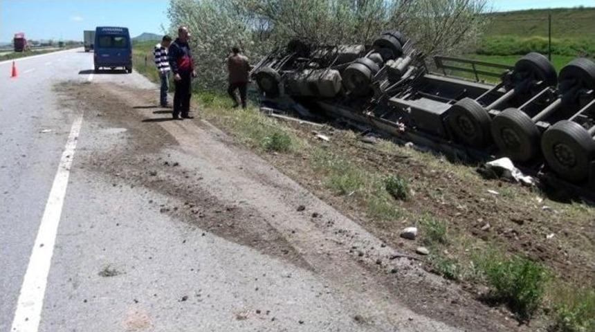 Sebze Y&uuml;kl&uuml; Tır Şarampole Devrildi: 1 Yaralı