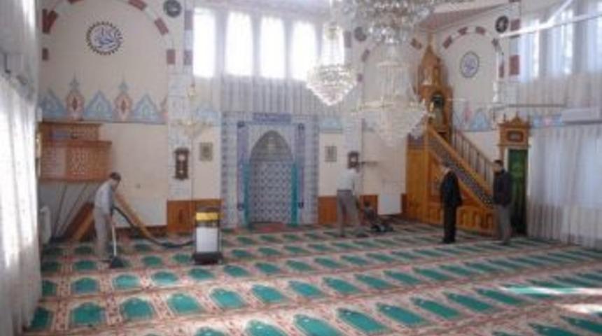 Bolvadin&rsquo;de Camii Temzilikleri Devam Ediyor