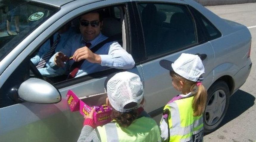 Minik Trafik Polisleri Ara&ccedil; Durdurup Kontrol Yaptı