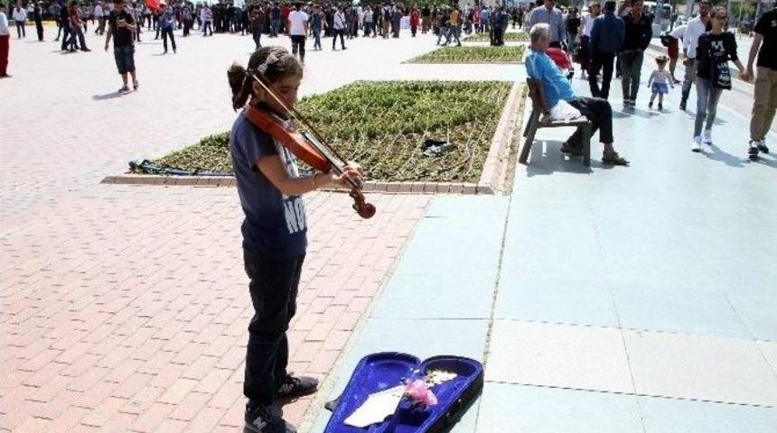 Har&ccedil;lığını Biriktirerek Aldığı Kemanla Şimdi De Har&ccedil;lığını Kazanıyor