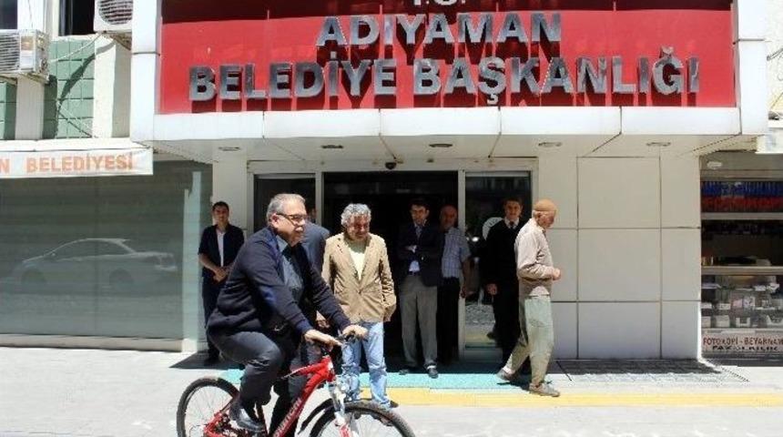 Belediye Başkanı Bisikletle Geziyor