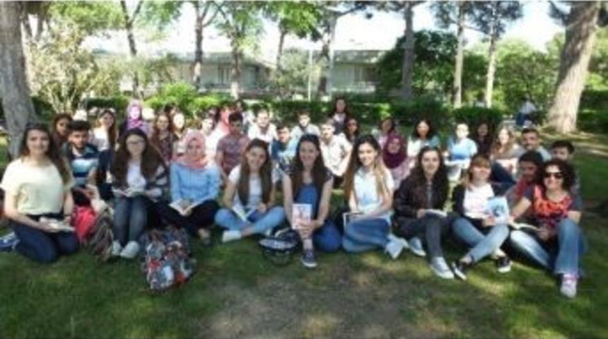 Burhaniye&rsquo;de &Uuml;niversiteliler &Ccedil;imlerin &Uuml;zerinde Kitap Okudu