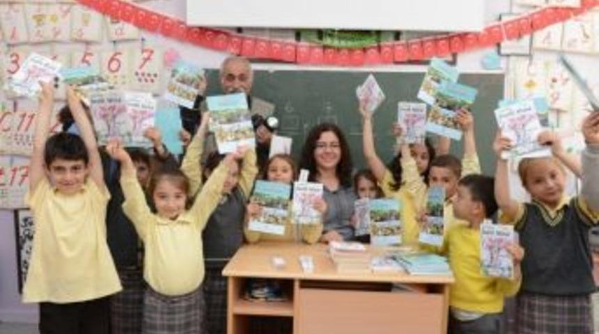 &Ouml;ğrencilere Kitap Dağıtıldı