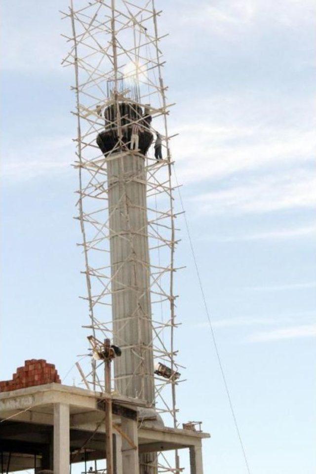 Minare Inşaatında Çalışan Işçiler Yürekleri Ağza Getirdi