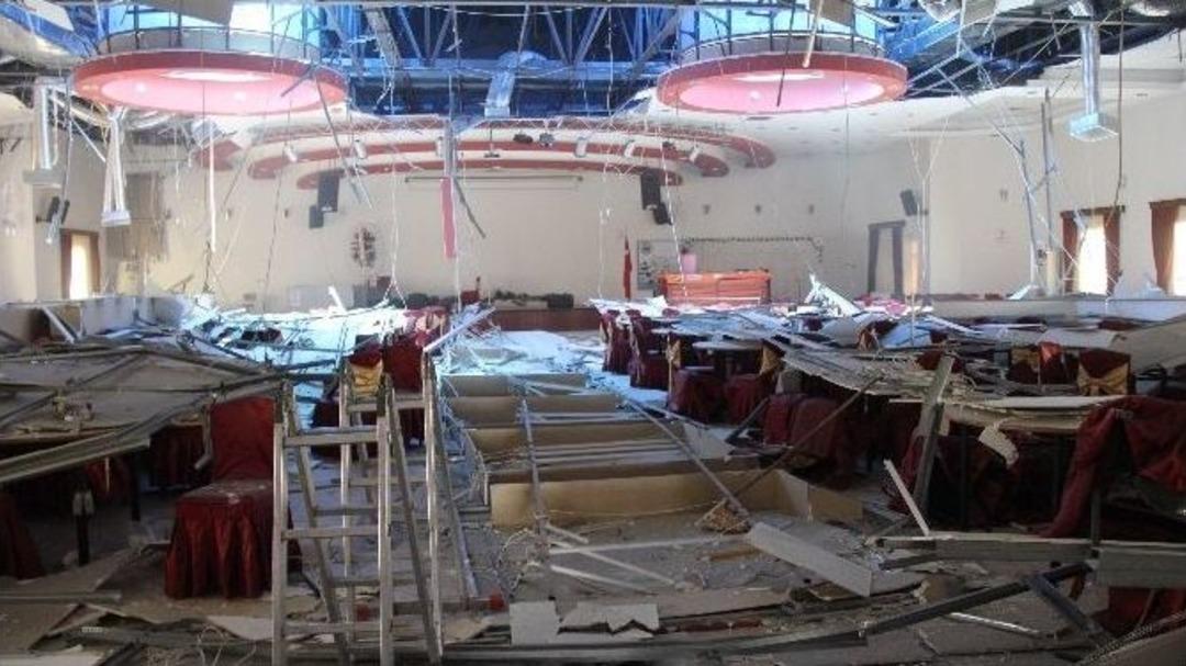 D&uuml;ğ&uuml;n Salonunun Asma Tavanı &Ccedil;&ouml;kt&uuml;: 1 Yaralı