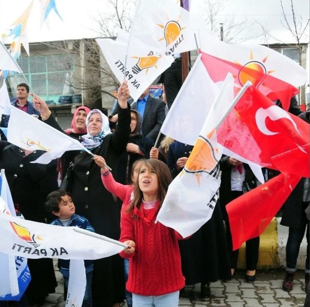 Prof. Dr. &Ccedil;aha Hdp&rsquo;lileri Alkışlatarak Onure Etti
