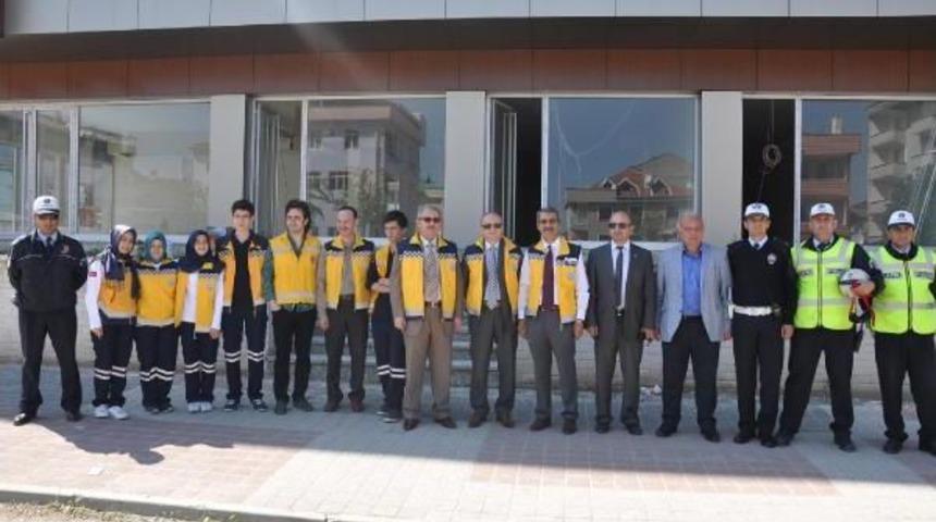 Sarhoş Etkisi Yapan G&ouml;zl&uuml;kle S&uuml;r&uuml;c&uuml;lere Alkol Uyarısı