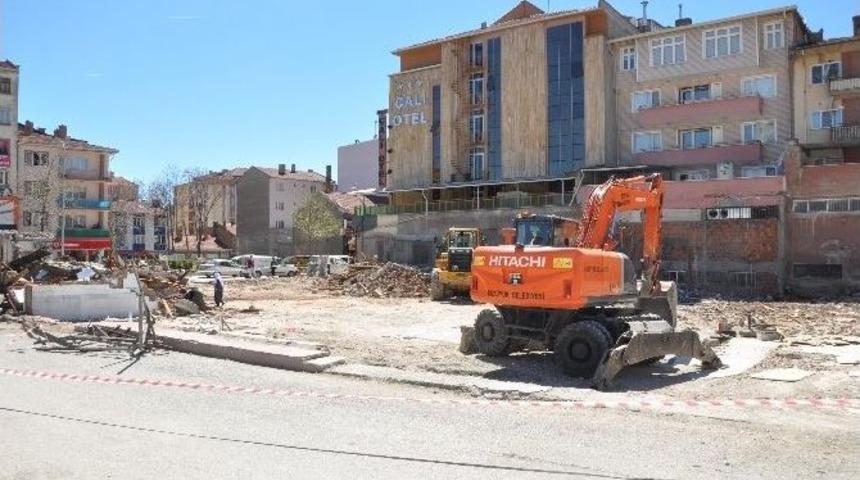 Boz&uuml;y&uuml;k Hal B&ouml;lgesi Temizleniyor