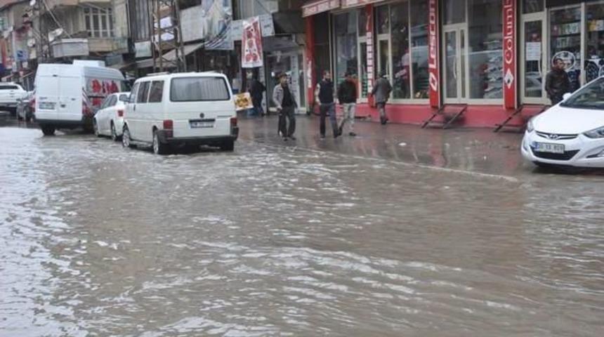 Y&uuml;ksekova'da Yollar Dere Yatağına D&ouml;n&uuml;şt&uuml;