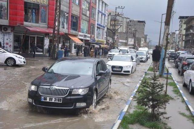 Yüksekova'da Yollar Dere Yatağına Dönüştü