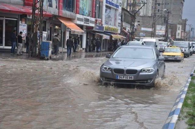 Yüksekova'da Yollar Dere Yatağına Dönüştü