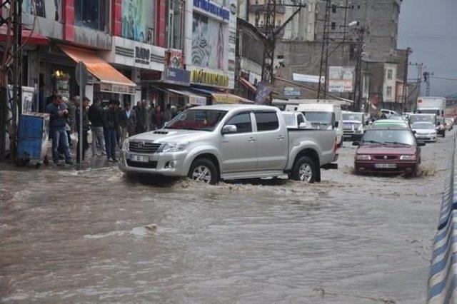 Yüksekova'da Yollar Dere Yatağına Dönüştü