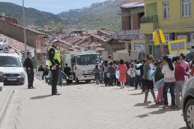 İlkokul Öğrencileri Çevre Temizliği Yaptı