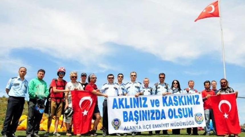 Trafik Polisleri Yama&ccedil; Paraş&uuml;t&uuml; Yaptı