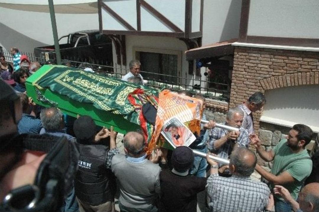 &Uuml;nl&uuml; Fotoğraf&ccedil;ı Uğruna Savaştığı Tepelere Defnedildi