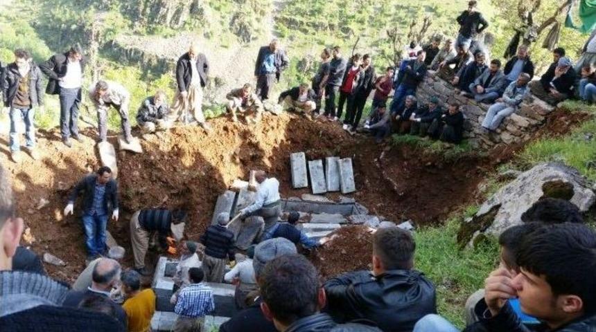 Zap Suyuna D&uuml;şen Aractaki 5 Kişi Toprağa Verildi