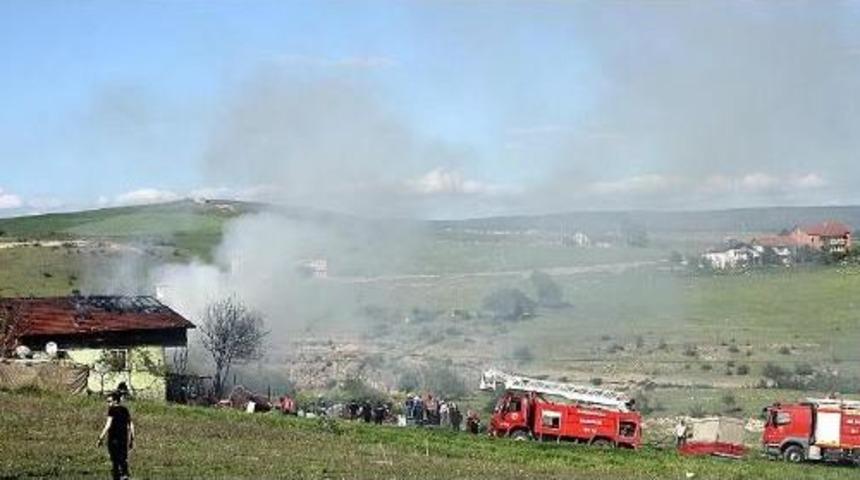 Hurdadan &Ccedil;ıkan Alevler Evi Ve Aracı Yaktı