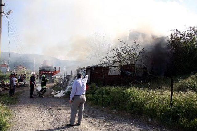 Hurdadan Çıkan Alevler Evi Ve Aracı Yaktı