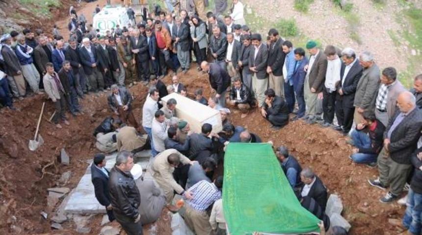 Zap'a U&ccedil;an Kamyonet Ve I&ccedil;indeki 5 Kişinin Cesetleri Bulundu (2)